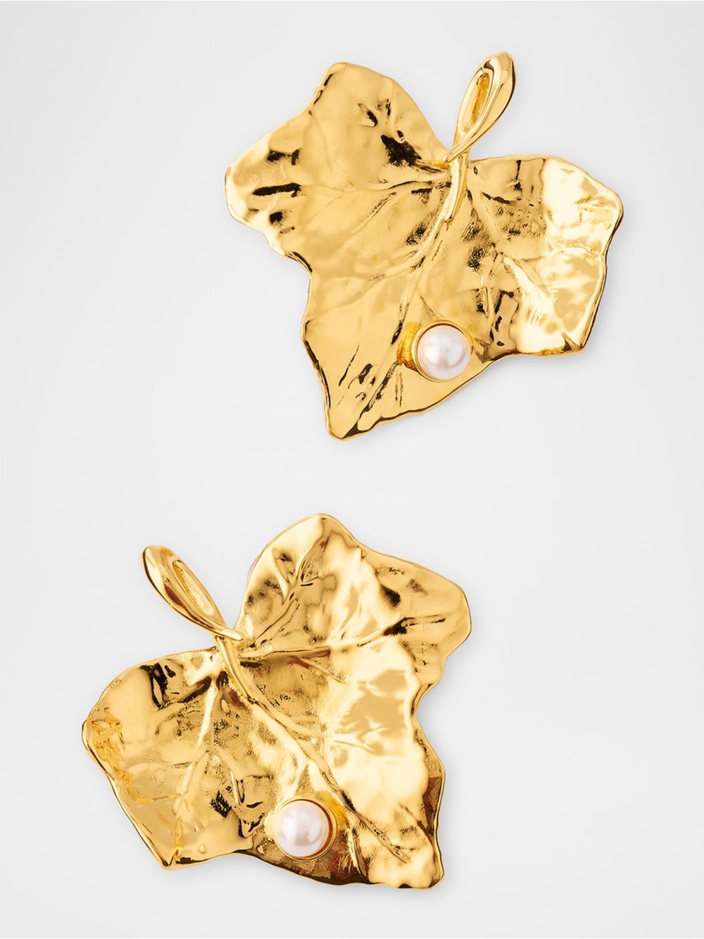 Oscar de la Renta • Ivy Leaf with Pearl Gold Plated Clip- on Earrings - Picture 9 of 15